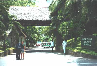 De ingang van ons hotel Neptune Beach.