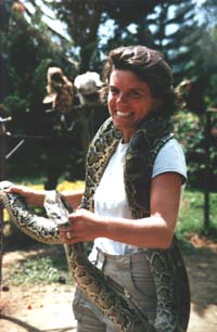 Kathleen met een python rond haar nek.