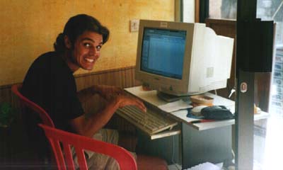 Pascal in een internetcaf� in Kuta op Bali.