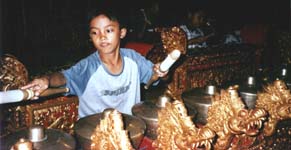 Kindjes spelen op een gamelan.