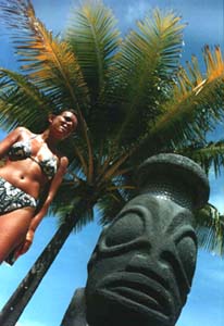 Tiki-verlichtingspaaltjes in dit hotel.