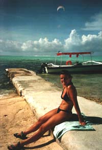 Kathleen wacht om in de pirogue te stappen.