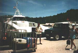 De airport-shuttle-boot in Vaitape.