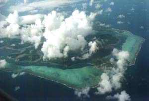 Huahine Iti vanuit het vliegtuig.