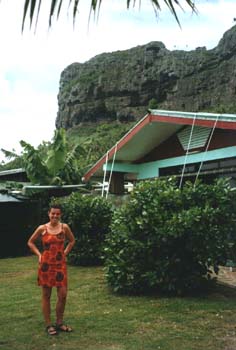 Ons guesthouse met de kenmerkende rots van Maupiti