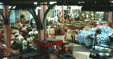De kleurrijke markt in Papeete.