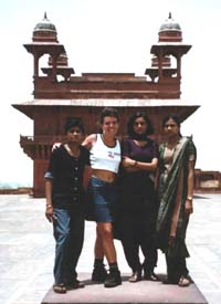 Kathleen poseert met enkele Indische meisjes.