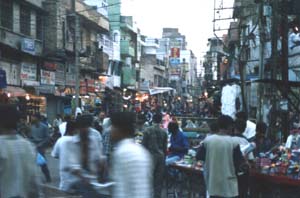 Een straatbeeld van New Delhi.