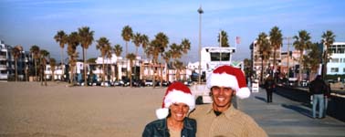 Op de pier van Venice Beach met de kerstmuts.