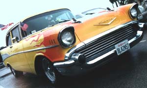 Extravagante Chevrolet met Amerikaanse vlaggetjes.