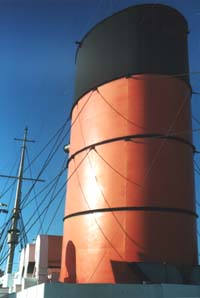 Een schoorsteen van de Queen Mary.