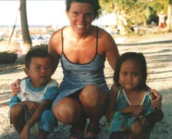 Kathleen bij enkele Balinese kindjes.