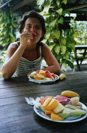 Kathleen proeft allerlei soorten tropisch fruit.