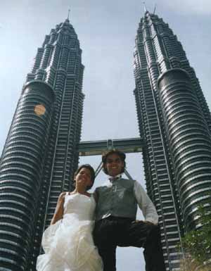 Trouwfoto voor de Petronas torens.