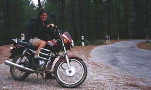 Kathleen op onze moto.