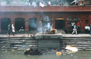 Pashupatinath, met de crematie v.d. koninklijke familie.