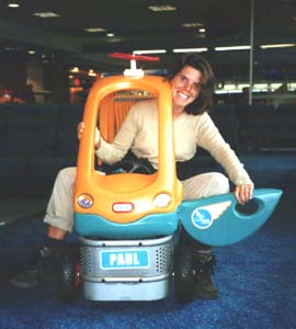 Onnozel doen in de luchthaven.