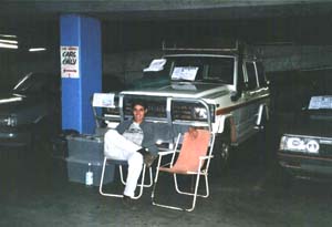 In de parkeergarage onze jeep verkopen.