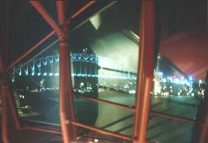 Zicht op de brug vanuit de foyer van het operahouse.