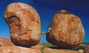 Pascal tussen twee Devils Marbles.