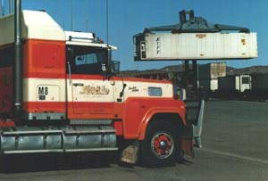 De containers worden v/d trein op de roadtrains gezet.