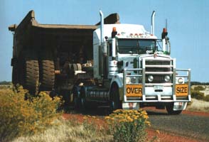 Een truck met een camion uit de goudmijnen.