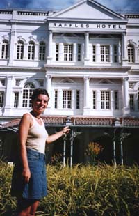 Kathleen voor het sjieke Raffles hotel.