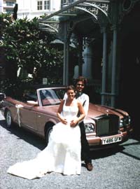 Trouwfoto voor het sjieke Raffles hotel.