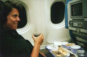 Kathleen amuseert zich in het vliegtuig van Air Lanka.