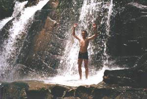 Douchen onder de waterval.