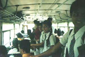 In onze bus stonden enkele schoolkinderen.