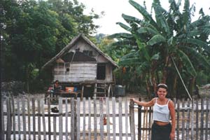 Een hutje in het dorp Bira.