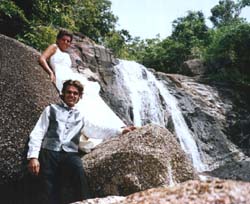 Trouwfoto aan een waterval op Ko Pha Ngan.