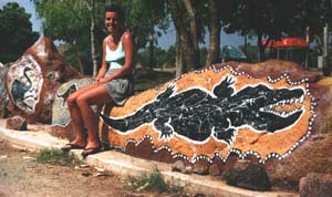 Aboriginal decoraties bij een benzinestation.