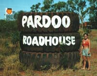 Grote banden flankeren het Pardoo Roadhouse.