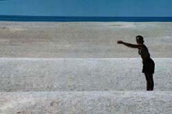 Kathleen op Shell Beach.