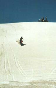 Motocrossers op de zandduinen van Lancelin.