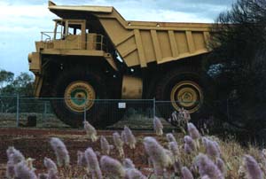 De gigantisch grote mijncamion.