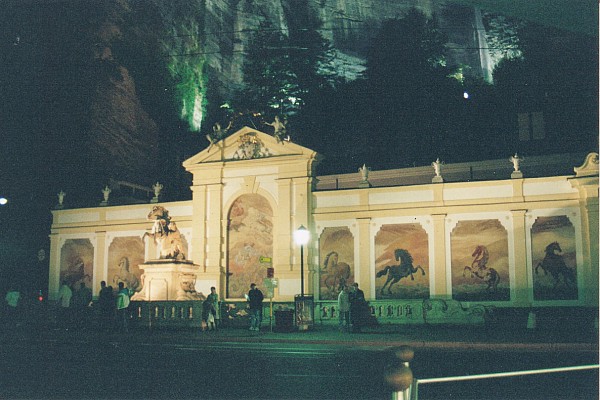 Horsefountain.jpg (81412 bytes)
