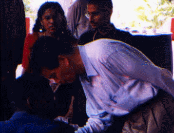 Dr Othman mendaftar sebelum membaca cerpen pada Baca Cerpen Kavyan - 29 Ogos 2003