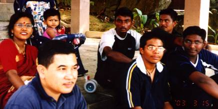 Kami berempat bergambar bersama-sama Encik Ariffin dan Cikgu Prabha serta Devishi