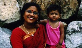 Cikgu S.G. Prabhawathy membicarakan masalah remaja dalam sajak yang disampaikan di Galeri Shah Alam