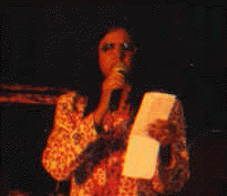 Raja Rajeswari menyampaikan sajak "Wau"