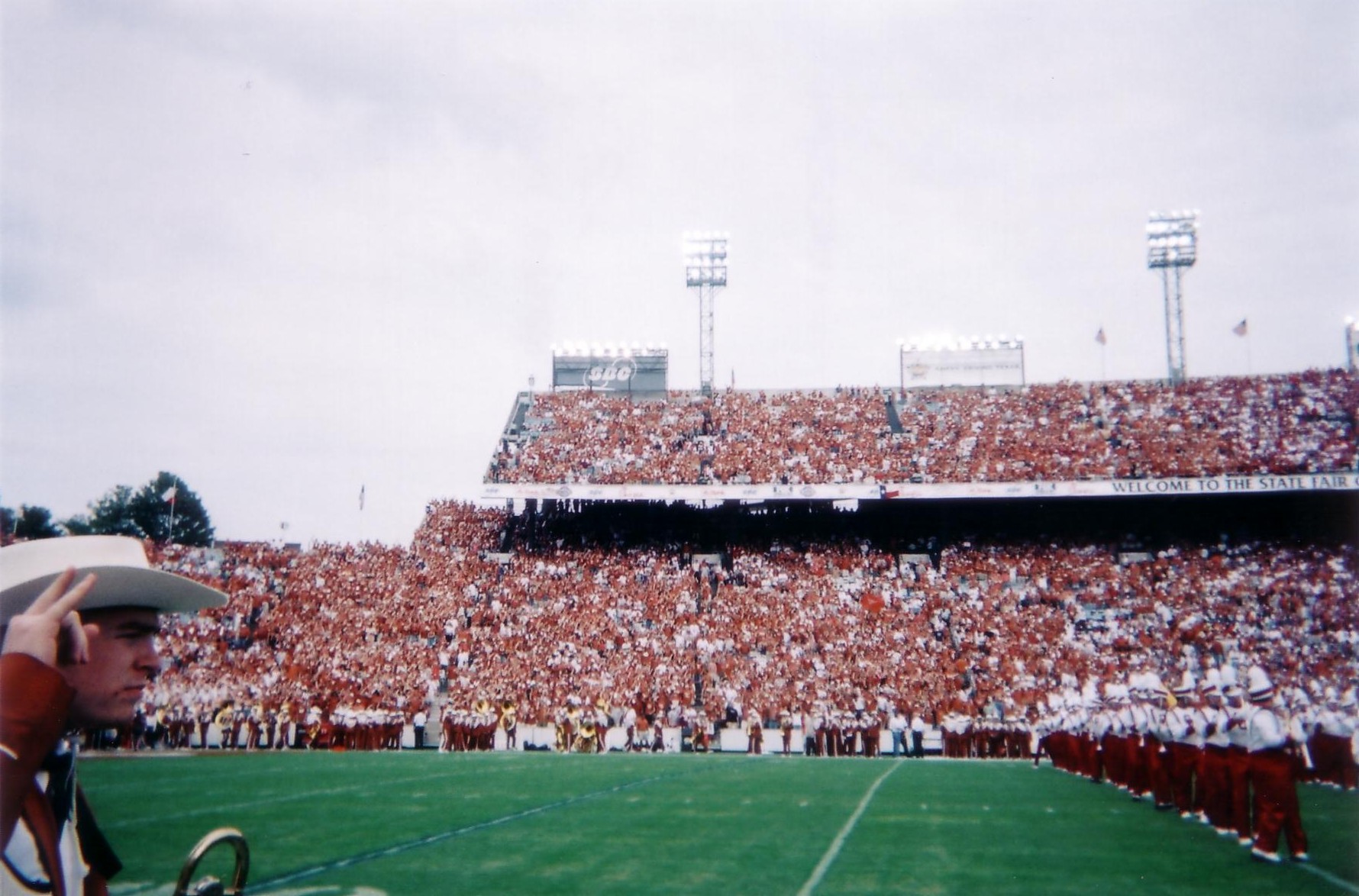 the UT fans on one side...the line of demarcation is on the right...