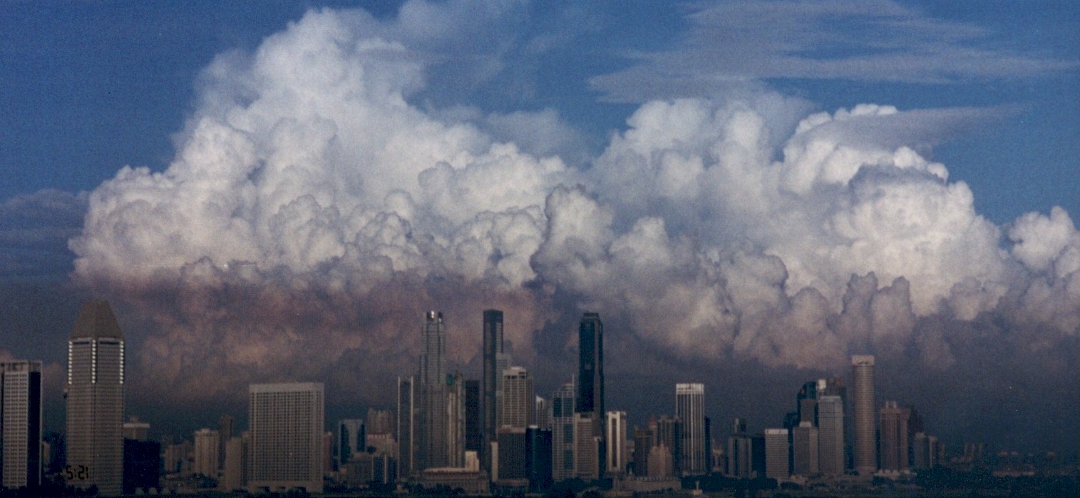 spore skyline.jpg (222951 bytes)