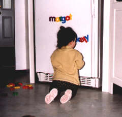 Genevi�ve spelling her aunt Kelly's name on the fridge
