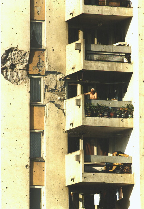 Palazzo colpito da mortaio