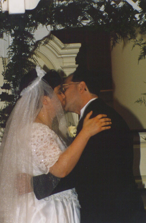 thekiss.jpg (67492 bytes)