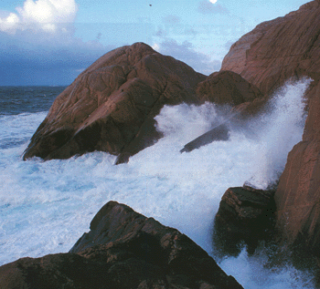 les vagues d�ferlent sur la c�te