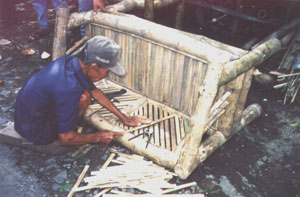 Pak Sutoyo, seorang pengrajin Mebel Bambu
